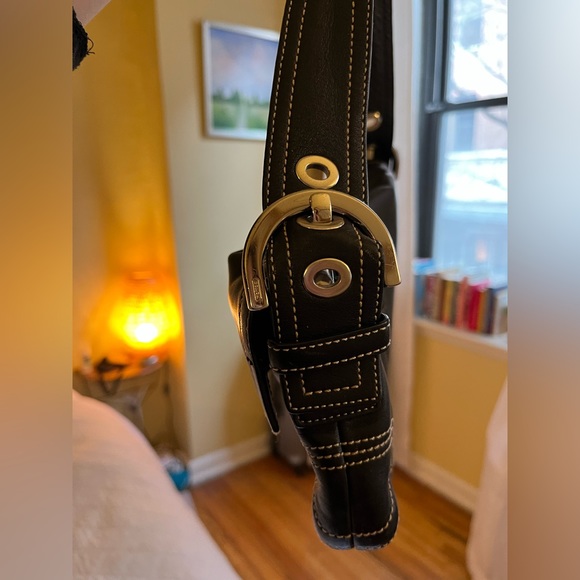 Black coach bag with silver clasp. - Picture 2 of 9